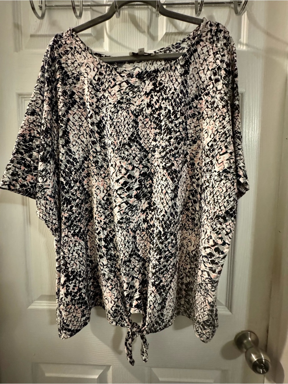 Tie-Hem Short Sleeve Printed Tunic Top in Pink and Black